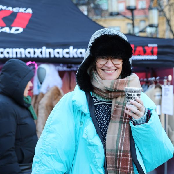 Marie Teike med kopp i handen på Stockholms Stadsmissions jullunch 2024.