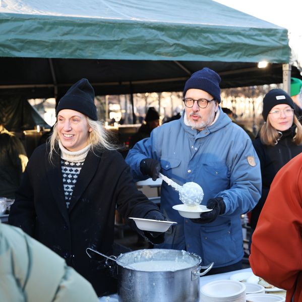 Kockarna Tea Malmegård och Stefan Ekengren på Stockholms godaste jullunch 2024.