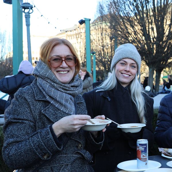 Besökare på Stockholms godaste jullunch i Kungsträdgården 2024.