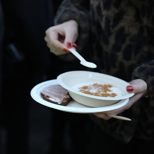 Gröt och skinksmörgås på Stockholms godatse jullunch 2023.