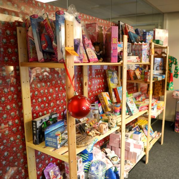 Bild på hylla fylld med julklappar i julklappsbutiken.