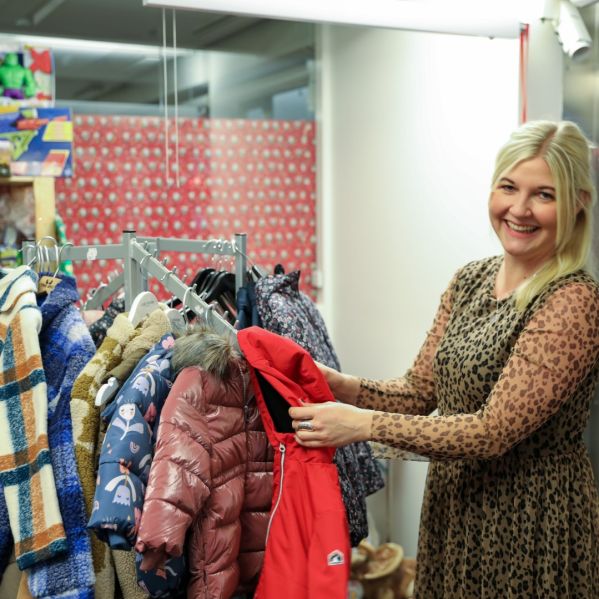 Bild på klädstång i julklappsbutiken.