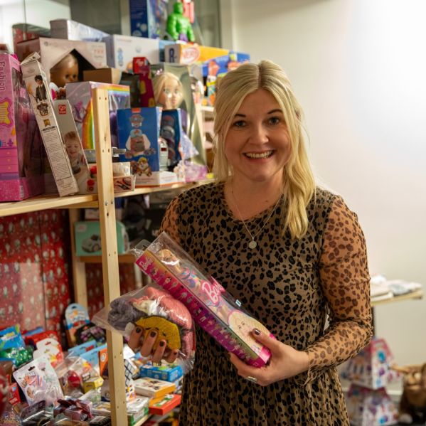 Emmelie Lund, ansvarig för julklappsbutiken, visar upp julklappar.