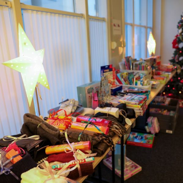 Bild från bord fyllt med julklappar i julklappsbutiken. 