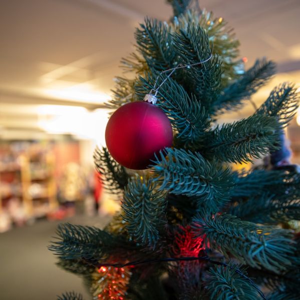 Stämningsbild från julklappsbutiken.