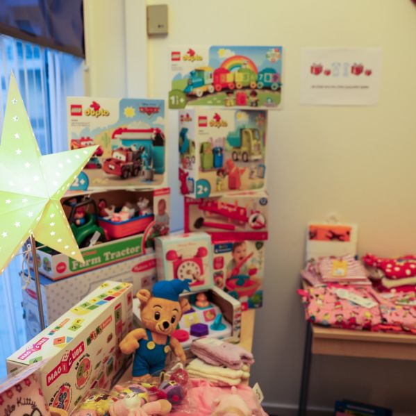 Bild på julklappar i julklappsbutiken.