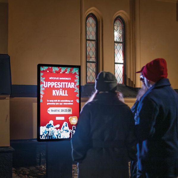 Skylt utanför Stockholms Stadsmissions Mötesplats Mariatorget som visar uppesittarkväll.
