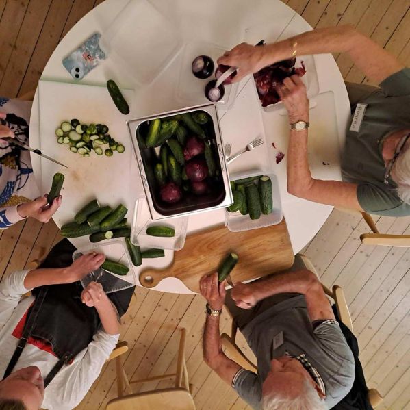 Deltagare picklar mat på seniorkollot på Mötesplats Stenfasta.