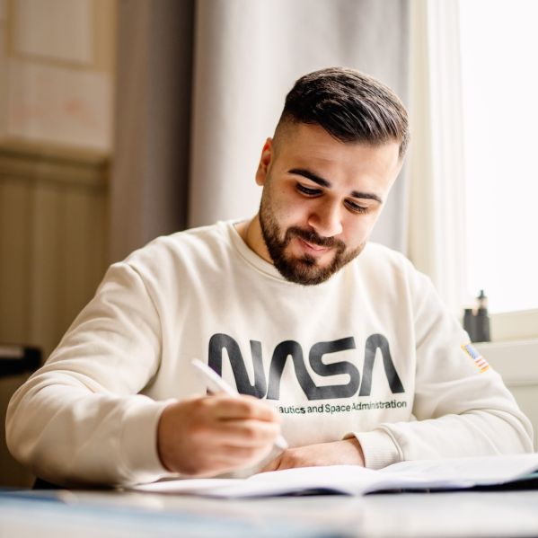 Deltagare på Stockholms Stadsmissions folkhögskola sitter och pluggar.