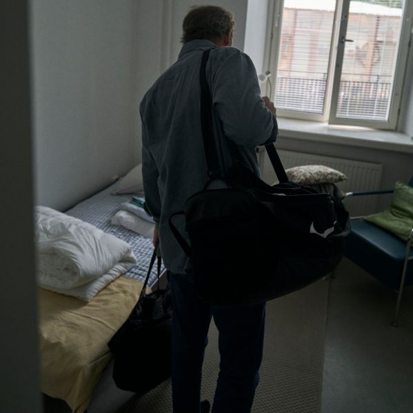 Genrebild en deltagare går in i ett rum på akutboendet.