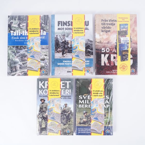 Fem historieböcker med militärt tema ligger uppställda på vitt underlag