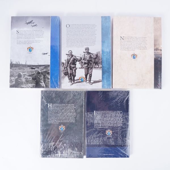 Baksidor av fem militärhistoriska böcker med bilder och text