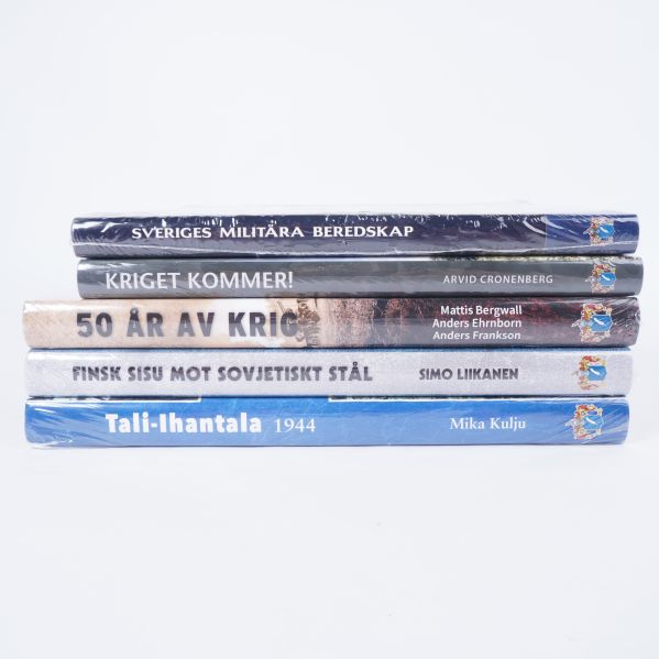 Ryggarna på fem böcker med titlar och författare tydligt synliga