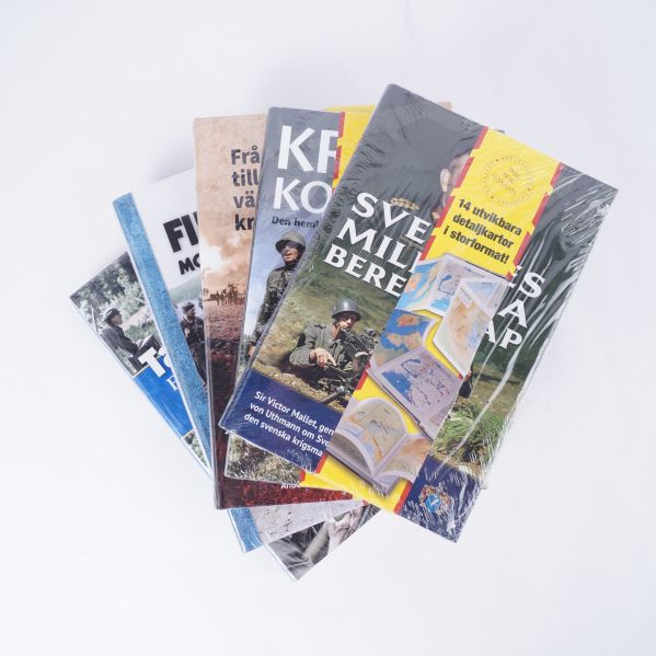 Fem militärhistoriska böcker utspridda i solfjäderform