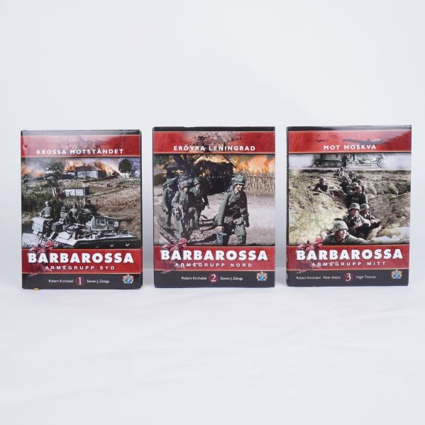 Framsidor på tre böcker ur Barbarossa-serien – Krossa Motståndet, Erövra Leningrad, Mot Moskva