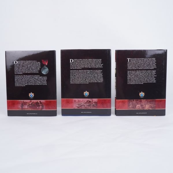 Baksidor på tre Barbarossa-böcker med text och dekorativ nederkant