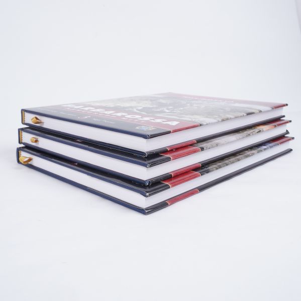 Tre staplade Barbarossa-böcker, visar tjocklek och hårda pärmar