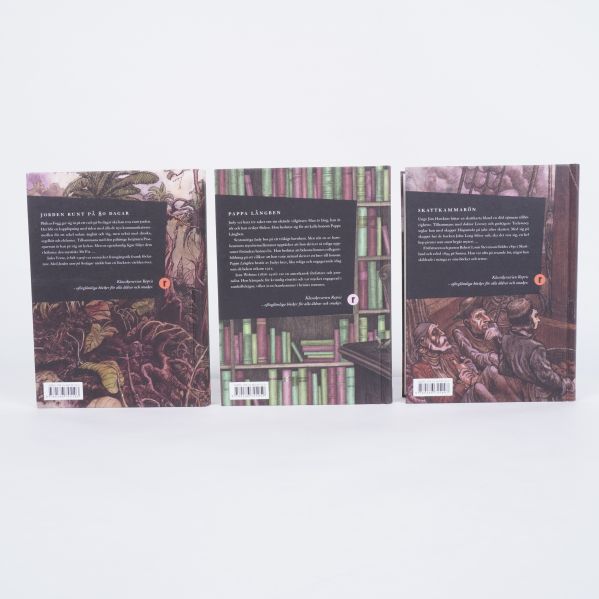 Baksidor av tre klassiska böcker med beskrivningstext och illustrationer