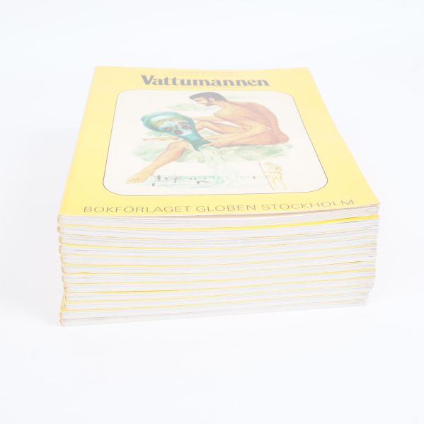 Närbild på staplade gula böcker, Vattumannen överst