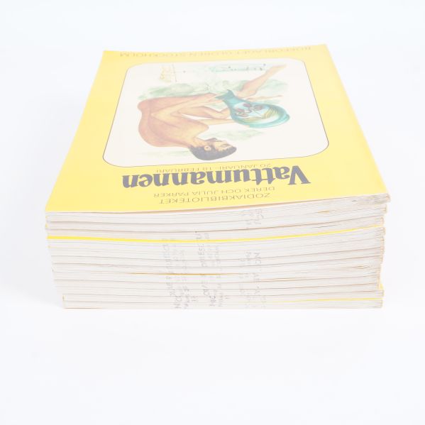 Astrologiböcker staplade från sidan, Vattumannen överst