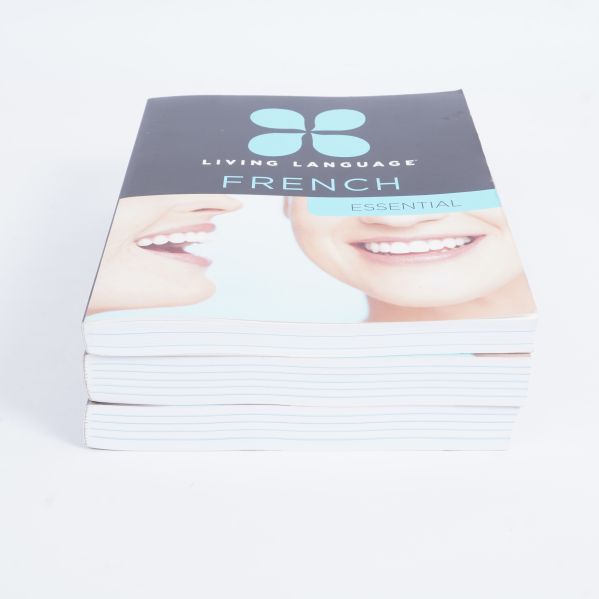 Bokpaketet staplat med tydlig visning av omslag och sidor