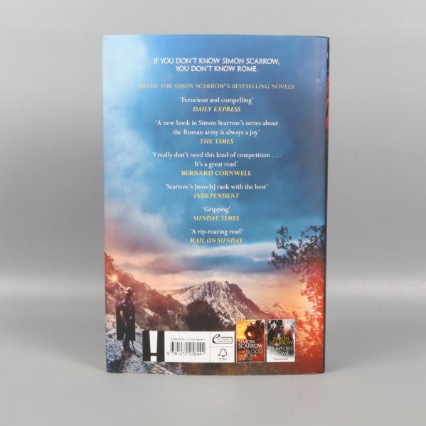 Baksidan av boken med recensioner och bakgrundsbild