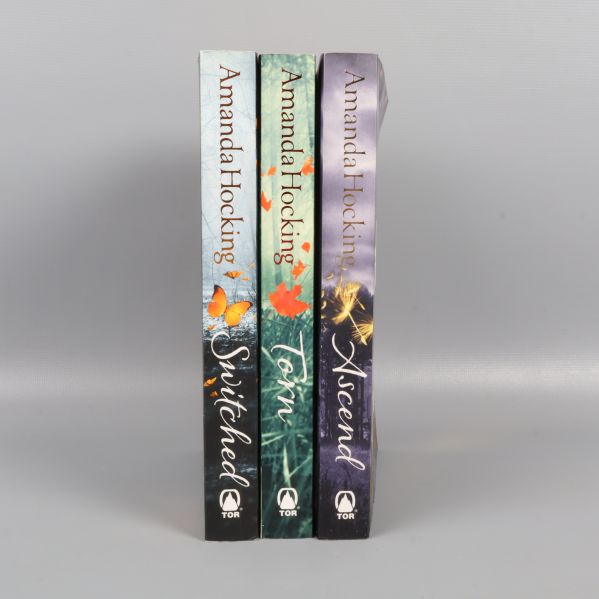 Ryggar på tre böcker med Amanda Hocking och respektive boktitel