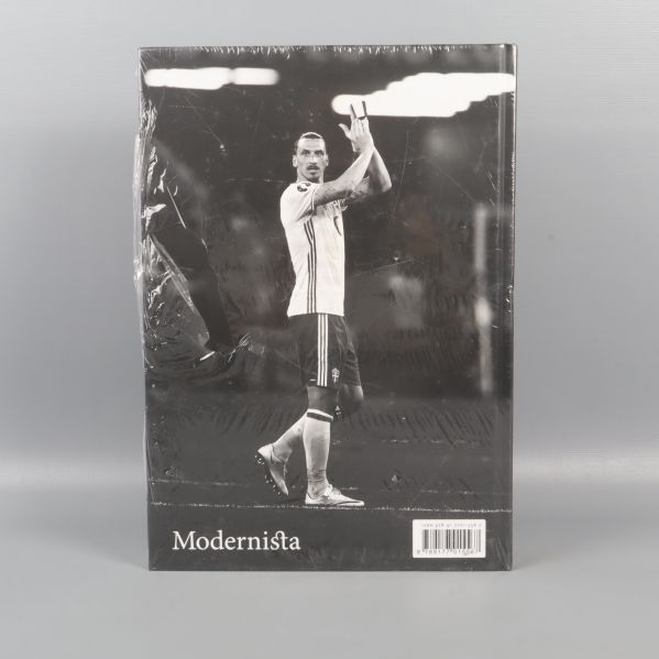 Baksida av Zlatan hårda fakta med svartvit fotbollsscen