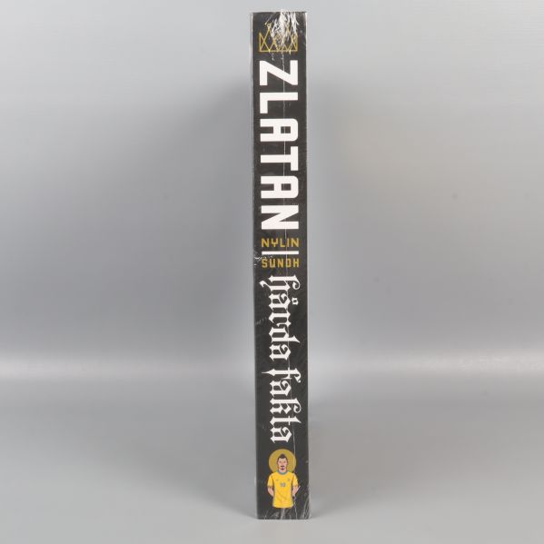 Bokrygg av Zlatan hårda fakta med tydlig titel och illustration