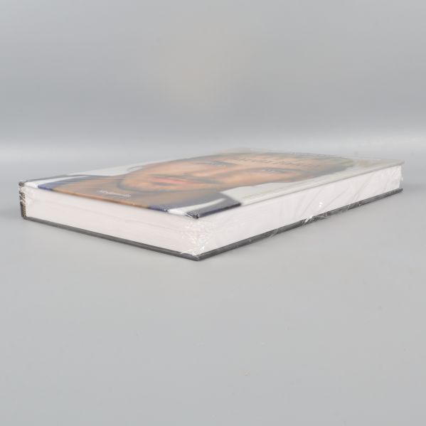 Zlatan hårda fakta liggande, visar bokens tjocklek och inplastning