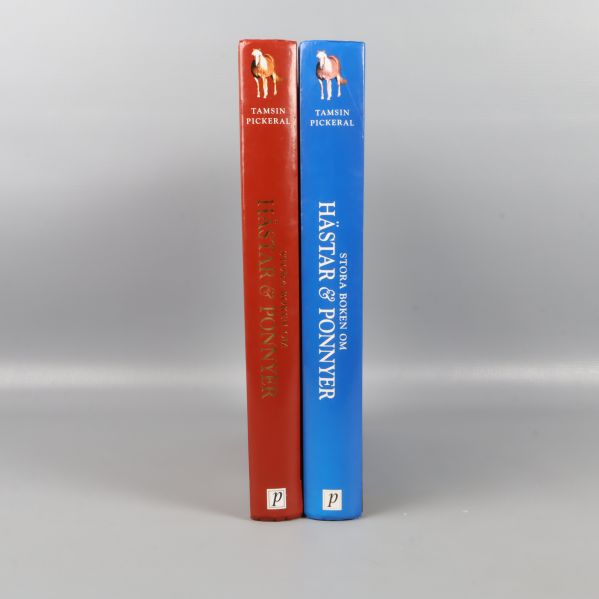 Ryggen på båda böcker med titlar och illustrationer