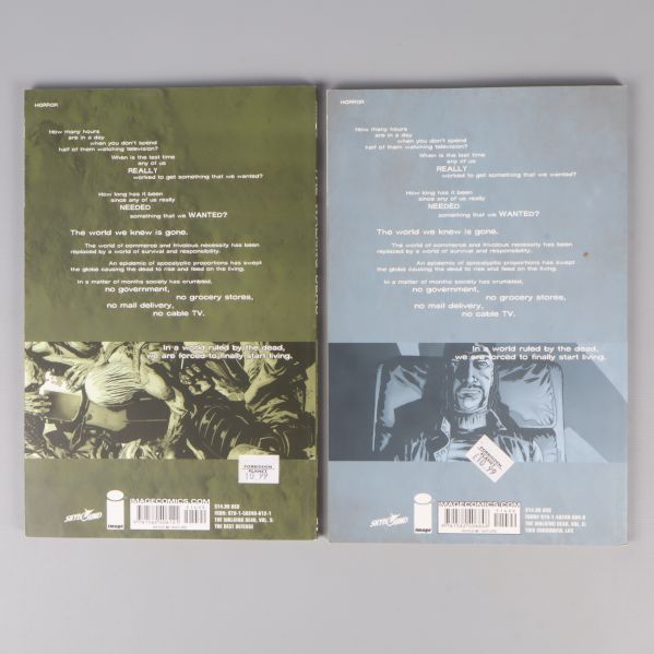 Uppslagna sidor med svartvita serierutor från The Walking Dead