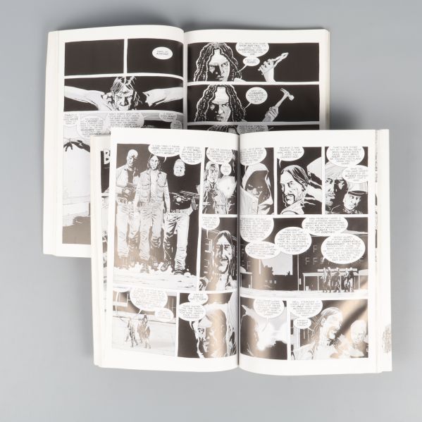 Framsidor av The Walking Dead volym 5 och 6 med färgstarka omslag