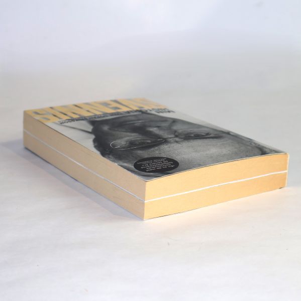 Min historia pocketbok liggande, visar tjocklek och guldtext