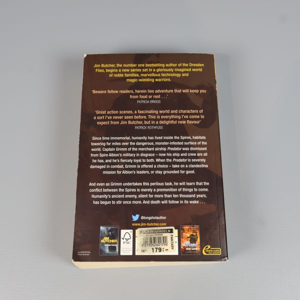 Baksida av The Aeronaut's Windlass inklusive text och recensioner