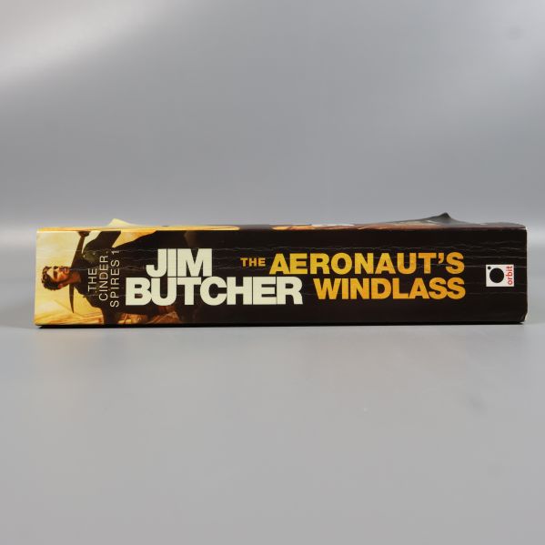 Bokrygg till The Aeronaut's Windlass med tydlig titel och författare