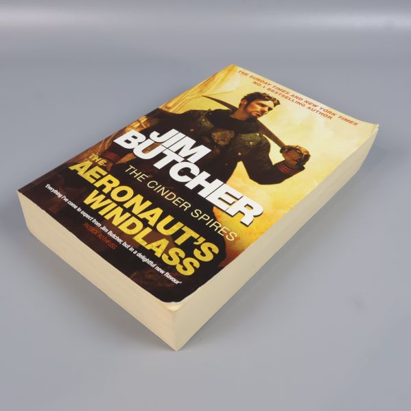 The Aeronaut's Windlass i pocketformat sedd snett framifrån