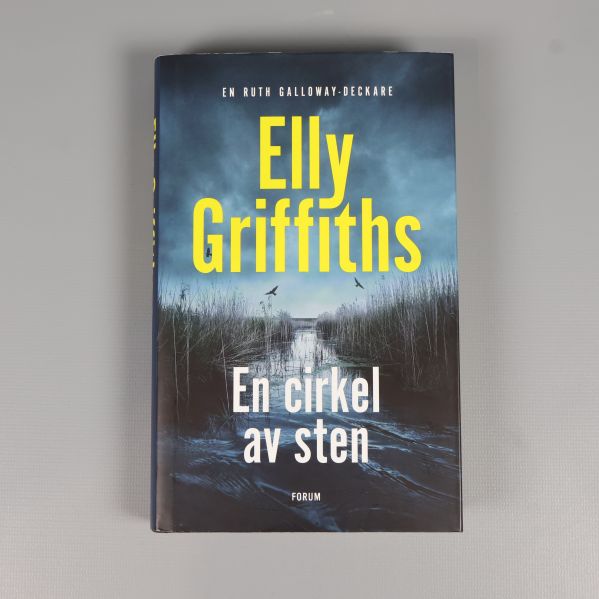 Framsida av En cirkel av sten av Elly Griffiths med blått omslag