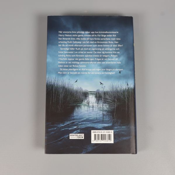 Baksida av En cirkel av sten med text och stämningsfull naturbild