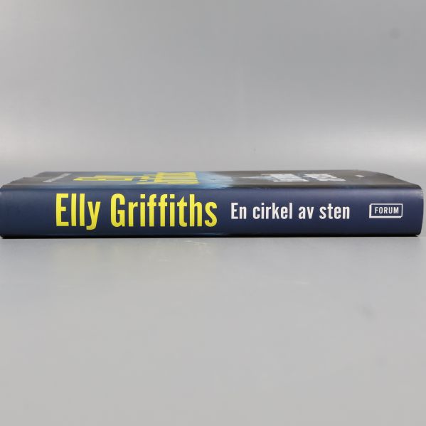 Rygg på boken En cirkel av sten av Elly Griffiths