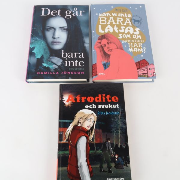 Tre ungdomsböcker med färgstarka omslag uppifrån