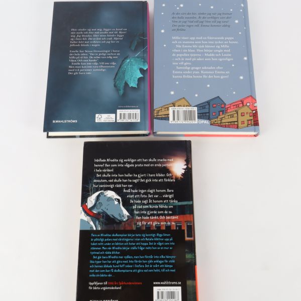 Baksidor av tre ungdomsböcker med text och illustrationer