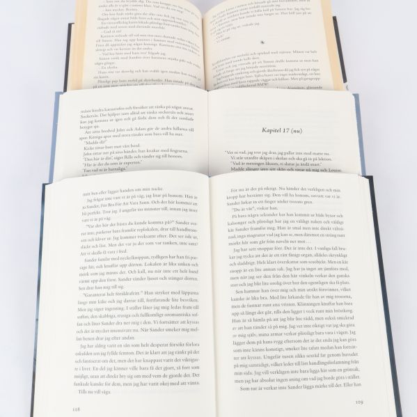 Uppslag med text i tre olika ungdomsböcker