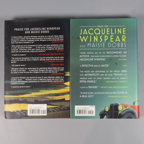 Baksidor av böckerna med citat och recensioner