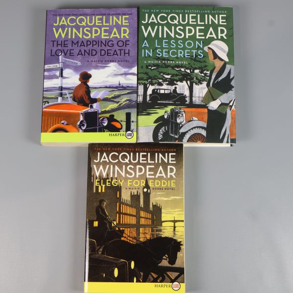 Framsidor på tre böcker av Jacqueline Winspear ur Maisie Dobbs-serien