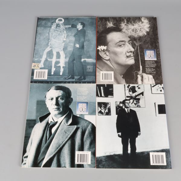 Baksidor av fyra mini konstguide böcker med svartvita konstnärsfoton