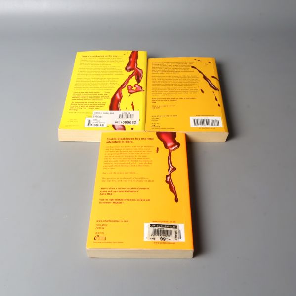 Baksidor av tre Charlaine Harris böcker med streckkoder