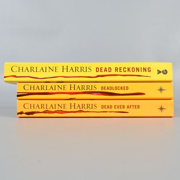 Bokryggar med titlar och författare Charlaine Harris