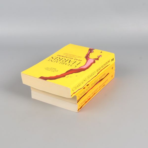 Bokpaket i stapelvinkel, visar tjocklek och omslag