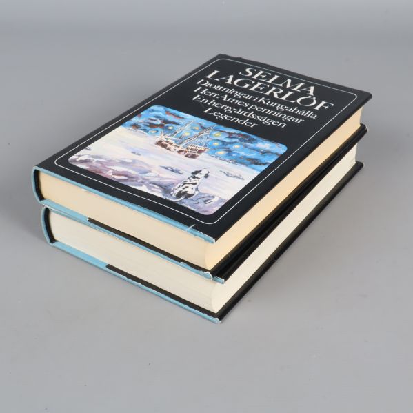 Vinklad bild på två klassiska böcker av Selma Lagerlöf